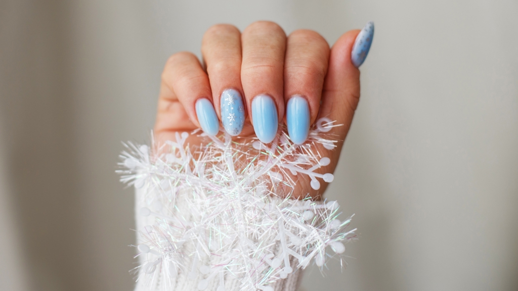 Aura nails jsou hitem letošního roku a chladné tóny barev jim obzvláště sluší. 
