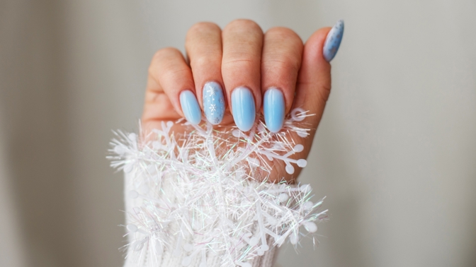 Aura nails jsou hitem letošního roku a chladné tóny barev jim obzvláště sluší. 
