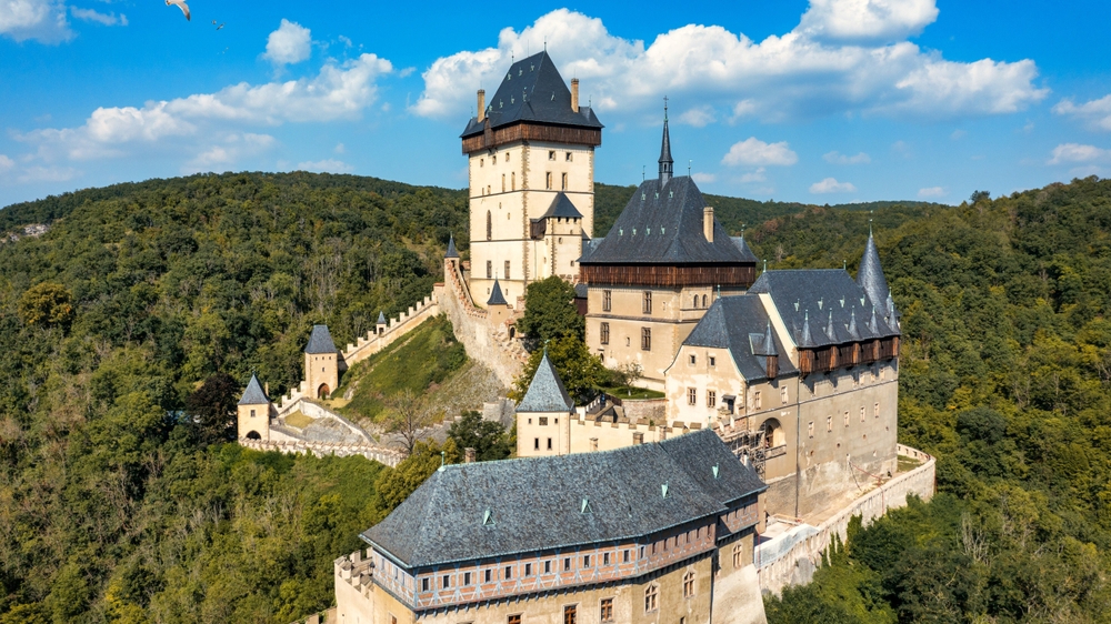 KVÍZ: Karlštejn je víc než jen filmovou kulisou. Co o hradu víte?