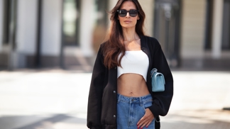 I po 40 či 50 si můžete dovolit crop top anebo odhalené kousky. Klíčem je ale kontrast, radí stylistka
