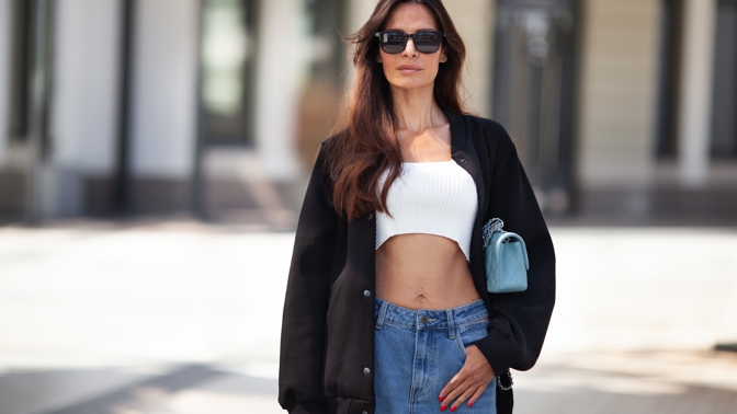 I po 40 či 50 si můžete dovolit crop top anebo odhalené kousky. Klíčem je ale kontrast, radí stylistka
