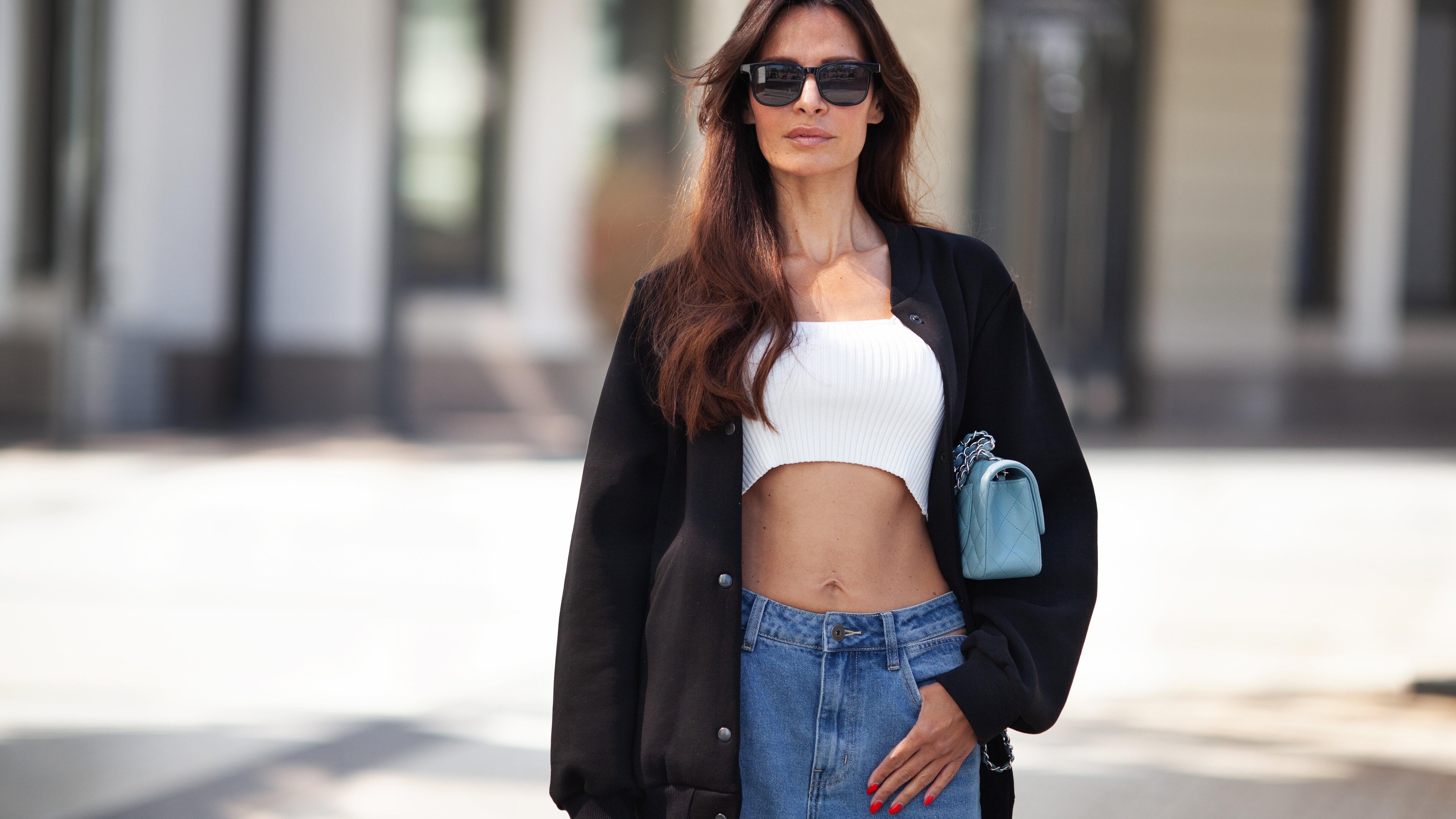 I po 40 či 50 si můžete dovolit crop top anebo odhalené kousky. Klíčem je ale kontrast, radí stylistka
