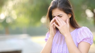 Zánět spojivek není dobré podceňovat. U dětí může skončit až ztrátou zraku, varují odborníci
