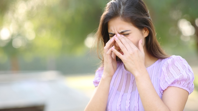 Zánět spojivek není dobré podceňovat. U dětí může skončit až ztrátou zraku, varují odborníci