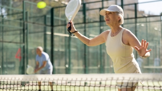 starší žena hraje tenis starší žena hraje tenis
