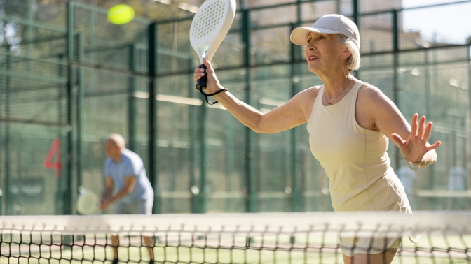 starší žena hraje tenis