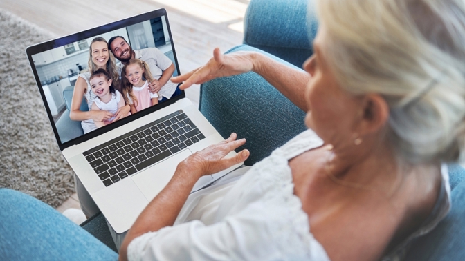 Pomoc seniorům i nadějným start-upům: Už 20 let mění Nadace Vodafone lidské příběhy