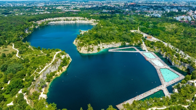 Za tři hodiny z Česka na Maledivy? Polské koupaliště v lomu Zakrzówek vás dostane