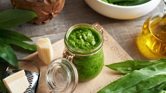 Jak co nejlépe skladovat listy medvědího česneku? Zkuste výborné pesto s vlašskými ořechy