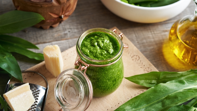 Jak co nejlépe skladovat listy medvědího česneku? Zkuste výborné pesto s vlašskými ořechy
