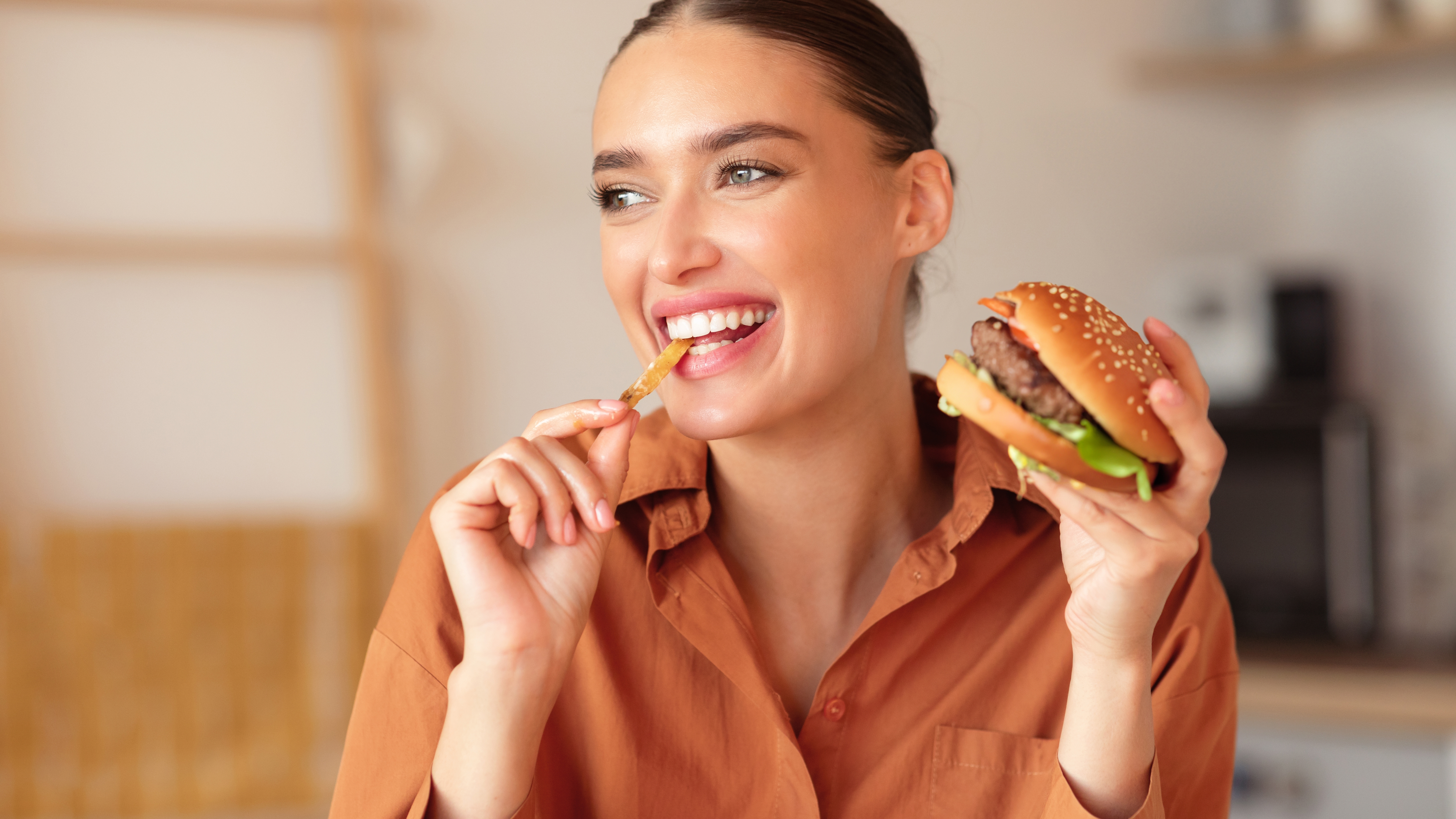 krásná žena jí fastfood
