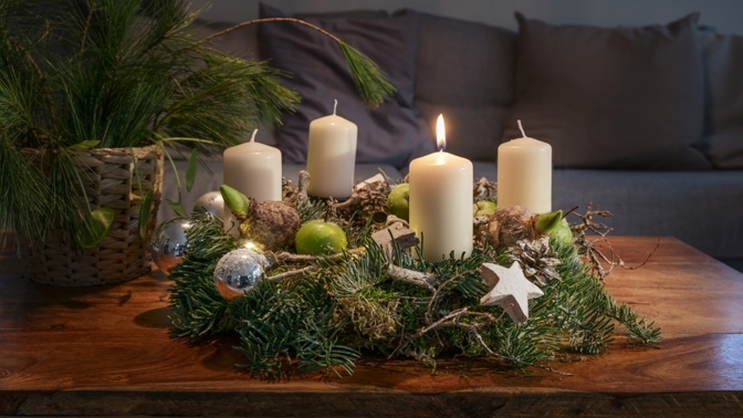 Přírodní adventní věnec v jemných tónech, který krásně vynikne v útulném obýváku
