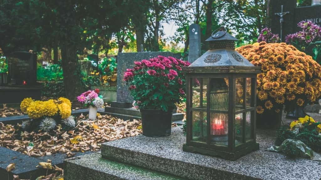 Jak připravit hrob na Dušičky? Udělejte to tak, aby zářil a pohladil duši Jak připravit hrob na Dušičky? Udělejte to tak, aby zářil a pohladil duši