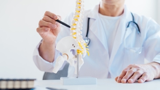 Osteoporóza nastupuje plíživě, varovné příznaky bývají přehlíženy: Rozpoznejte ty nejčastější, začínají se objevovat už po 35. roku života