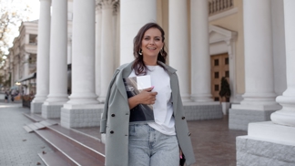Basic tričko z kvalitní bavlny, elegantní sako a rovně střižené džíny. Elegantní kombinace, která zaručeně funguje.
Basic tričko z kvalitní bavlny, elegantní sako a rovně střižené džíny. Elegantní kombinace, která zaručeně funguje.
