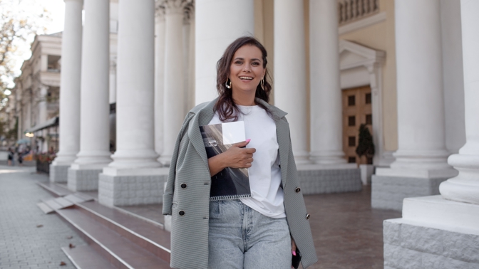Basic tričko z kvalitní bavlny, elegantní sako a rovně střižené džíny. Elegantní kombinace, která zaručeně funguje. 
