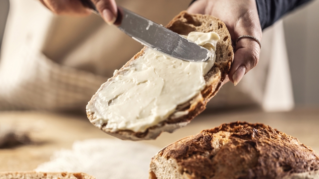 Levnější máslo nemusí být výhra. Obchodníci začali snižovat množství produktu v obalu Levnější máslo nemusí být výhra. Obchodníci začali snižovat množství produktu v obalu