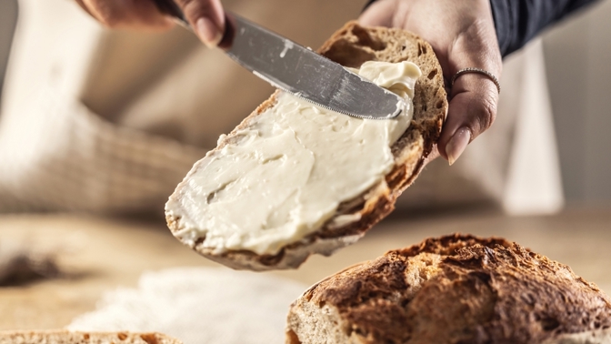 Levnější máslo nemusí být výhra. Obchodníci začali snižovat množství produktu v obalu