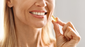 žena jí vitamíny žena jí vitamíny