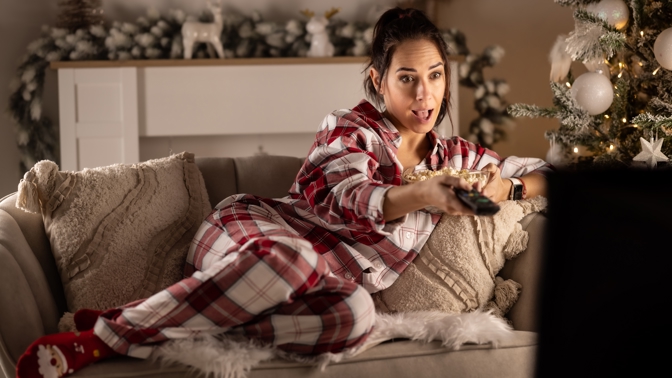 žena se dívá na televizi o Vánocích