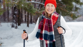 Vydejte se na procházku. Pokud se chcete udržet v tempu, vezměte si hole na Nordic Walking. 
