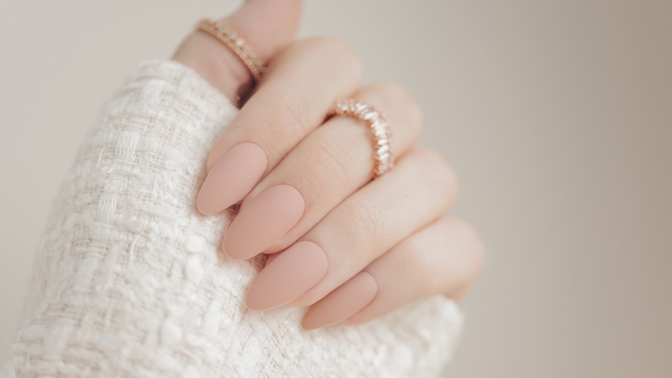Mléčné tóny se sametovým povrchem jsou jedním z podzimních trendů v nail designu. 
