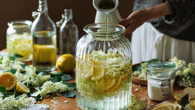 Z voňavých bezových květů můžete vyrábět nejen sirup, ale i další pochoutky. 
