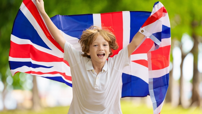dítě s britskou vlajkou