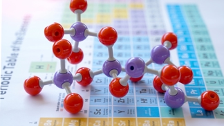 Kvíz: Jak dobře si pamatujete chemii? Zjistěte, jestli by vám při pokusech bouchly kádinky, nebo zvládáte vzorečky levou zadní Kvíz: Jak dobře si pamatujete chemii? Zjistěte, jestli by vám při pokusech bouchly kádinky, nebo zvládáte vzorečky levou zadní