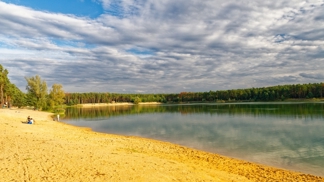 Voda jako v Chorvatsku, kousek za Prahou? Užijte si čistou vodu i dostupné parkování