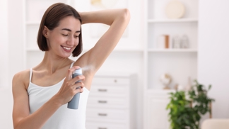 Deodoranty efektivně eliminují zápach, který vzniká vlivem pocení. 
