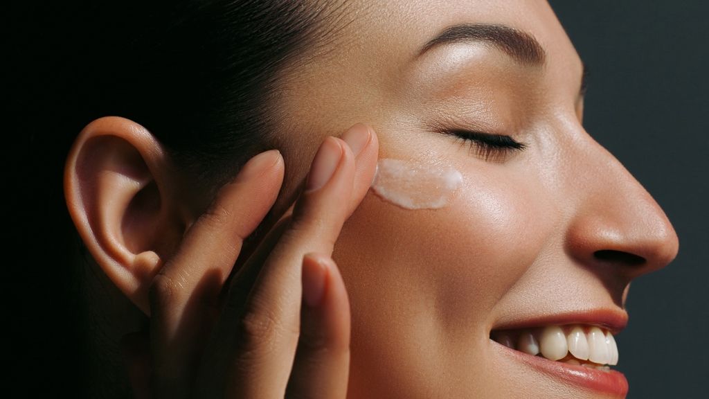 Botox není potřeba. Zkuste zařadit hadí a včelí jed do své skin care rutiny
Botox není potřeba. Zkuste zařadit hadí a včelí jed do své skin care rutiny