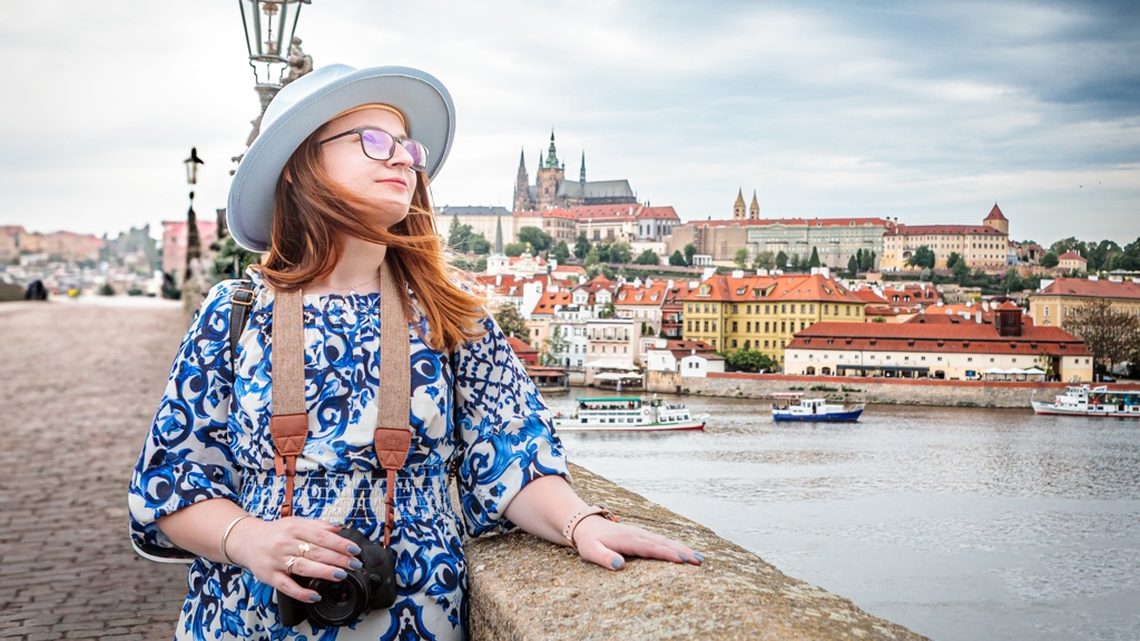 dívka na Karlově mostě dívka na Karlově mostě
