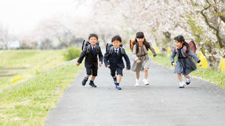 Kouzlo japonské výchovy: Děti nebývají rozjívené a ke starším chovají úctu. Inspirovat se můžou i čeští rodiče Kouzlo japonské výchovy: Děti nebývají rozjívené a ke starším chovají úctu. Inspirovat se můžou i čeští rodiče