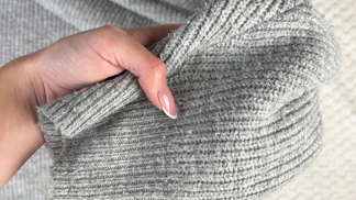 Babička by se smála. Žmolky na oblečení zmizí během chvilky díky jednoduchému triku, který nic nestojí Babička by se smála. Žmolky na oblečení zmizí během chvilky díky jednoduchému triku, který nic nestojí