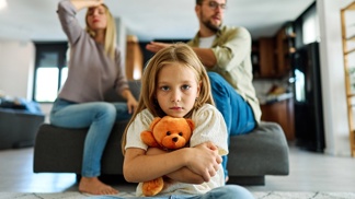 Když vám ukradnou dětství: Děti, které nuceně přebraly roli rodičů, si nesou těžké následky po celý život