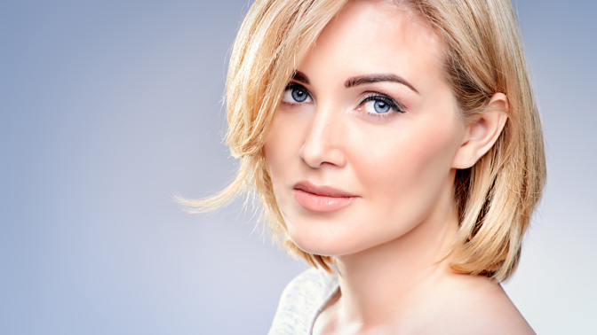 N​ejlepší make-up pro zralou pleť: Tipy od profesionálů. Jaké produkty a techniky líčení jsou nejvhodnější pro pleť po padesátce