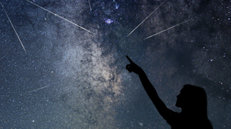 Hvězdy padají, přejte si něco! Roj Perseid 2025 právě vrcholí. Kdy a kde je nejlépe pozorovat?