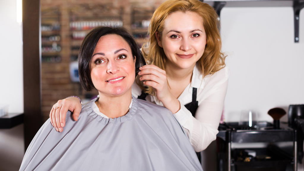 žena u kadeřnice žena u kadeřnice