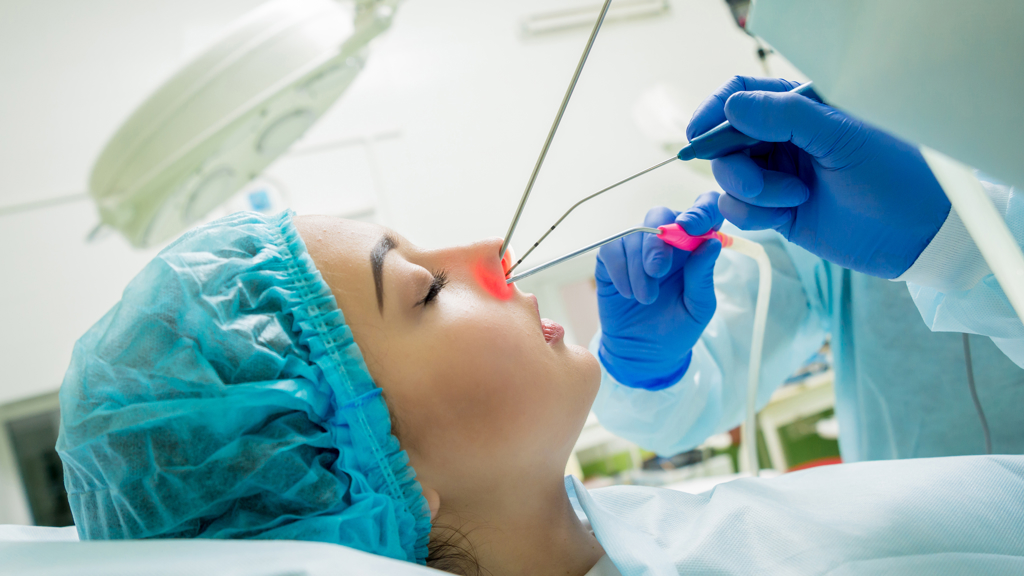 Chrápání i chronickou rýmu lze řešit laserovou operací Chrápání i chronickou rýmu lze řešit laserovou operací