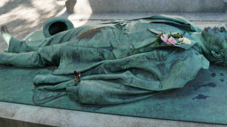 Čím láká bronzová socha novináře na pařížském hřbitově Père Lachaise tisíce žen z celého světa?
