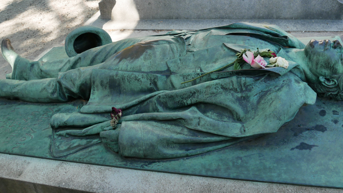 Čím láká bronzová socha novináře na pařížském hřbitově Père Lachaise tisíce žen z celého světa?
