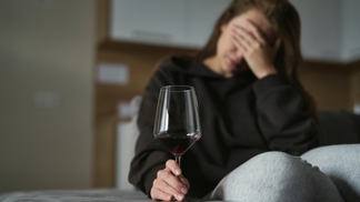 Kvůli příznakům menopauzy vypila žena tři litry vína denně 