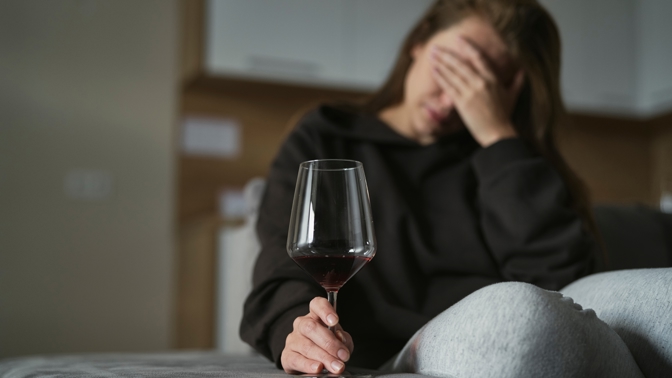 Kvůli příznakům menopauzy vypila žena tři litry vína denně 