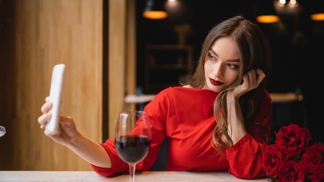Výrazná rtěnka k podzimu patří, perfektně doladí outfit v tónech červené, hnědé či vínové.
