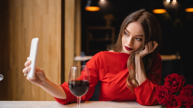 Výrazná rtěnka k podzimu patří, perfektně doladí outfit v tónech červené, hnědé či vínové.
