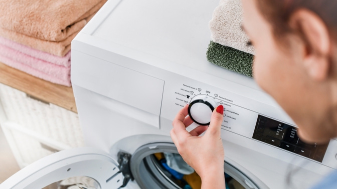 Mezi největší žrouty elektrické energie patří i pračka. 