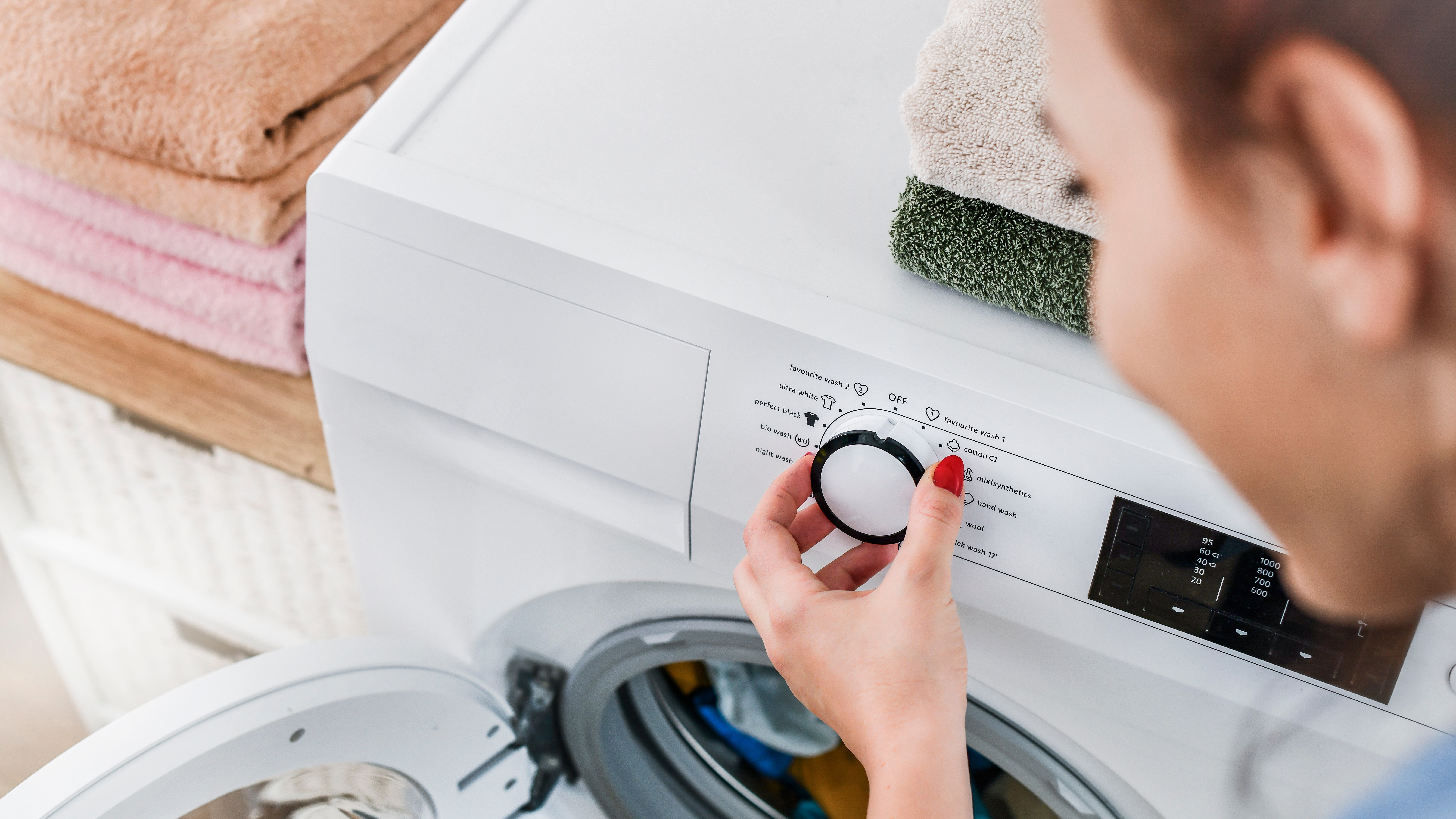 Mezi největší žrouty elektrické energie patří i pračka. 