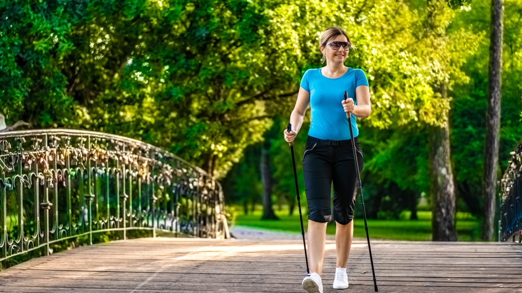 Zejména ve vyšším věku je vhodnou pohybovou aktivitou nordic walking.
Zejména ve vyšším věku je vhodnou pohybovou aktivitou nordic walking.