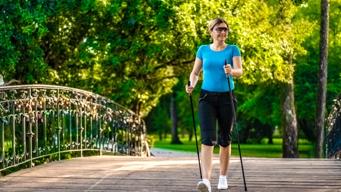 Zejména ve vyšším věku je vhodnou pohybovou aktivitou nordic walking.
